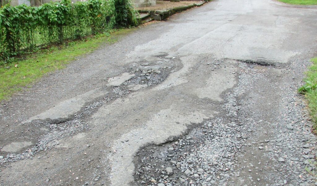 Dziury w drogach w Bielsku Podlaskim. Kto zajmie się naprawą?