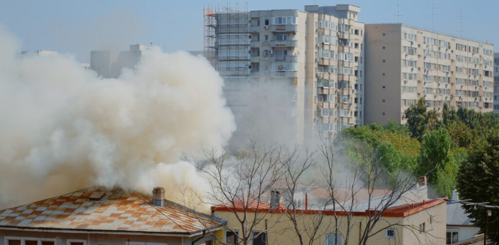 Interwencja strażacka na ulicy Zamkowej – opanowany pożar domu